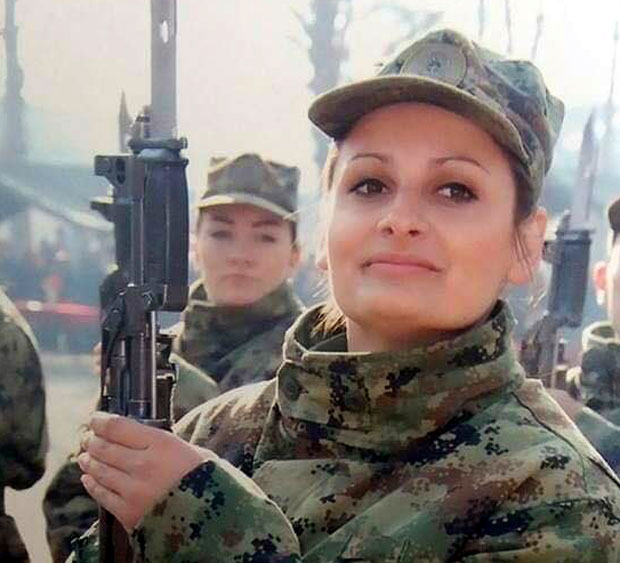 ЛЕПА СНЕЖАНА СЕ “ОДМЕТНУЛА” У ВОЈНИКЕ: У слободно време јаше коње и лети параглајдером